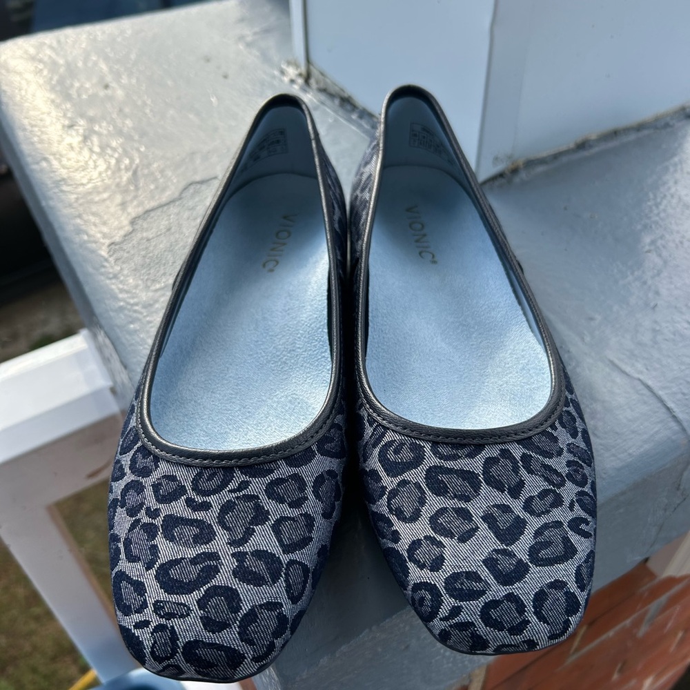 Vionic Women's Navy Leopard Flats